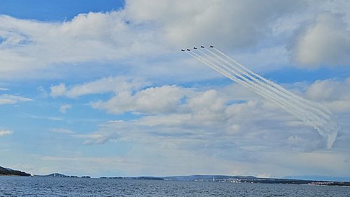 Die Red Arrows über dem Regatta-Feld