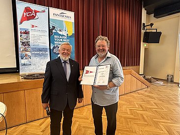 Commodore Daniel Kirchmeier (links) überreicht dem frisch ernannten Ehren-Commodore Gottfried "Titzl" Rieser die Urkunde.