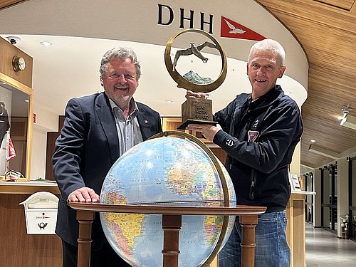 Norbert Sedlacek und Gottfried Rieser (v.r.nl.) Norbert Sedlacek und Gottfried Rieser, ersterer hält den Kap Horn Award in Händen. Vor den beiden ein großer Globus.
