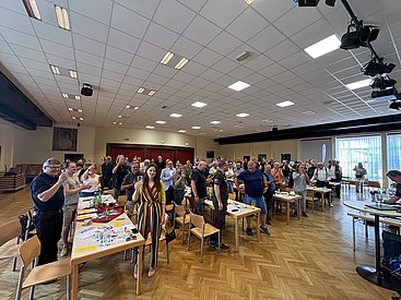 Rund 120 Personen applaudieren dem neuen Commodore des YCA