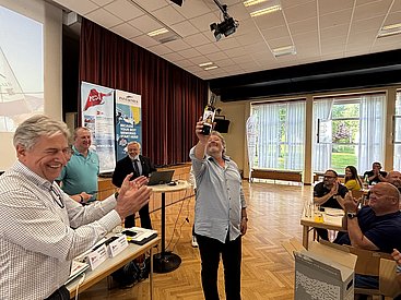 Die Crew WNB schenkt dem scheidenden Commodore Titzl mehrere Flaschen vorzüglichen Weins mit seinem persönlichen Etikett.
