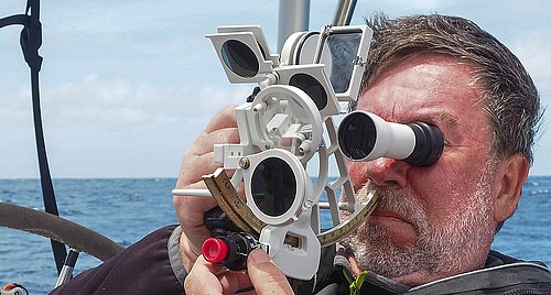 Ein Sextant wird zur Navigation mittels Himmelskörpern verwendet. Wie das genau funktioniert ist Kursinhalt beim Bfa-FB4.