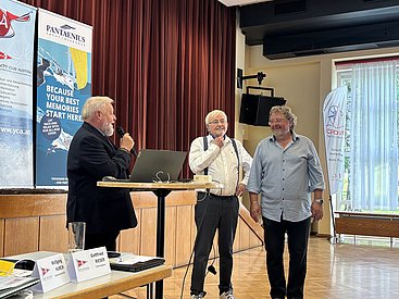Ehren-Commodore Bobby Schenk (Mitte) hält eine sehr persönliche und berührende Laudatio für den neuen Ehren-Commodore Gottfried "Titzl" Rieser (rechts), moderiert vom Commodore Daniel Kirchmeier (links).