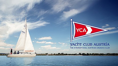 Ein Segelboot am Neusiedler See, rechts danaben das Logo des YCA, darüber tiefblauer Himmel mit einigen pitoresken Wolken.